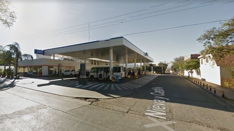 Muchacho violento armó un desorden en una estación de servicios y amenazó a un policía