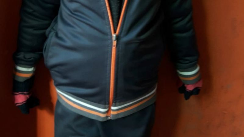 Una alumnita quedó afuera del aula por llevar polera