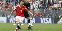 Aleksandr Golovin hizo el 5to.; detrás el referí Pitana que no tuvo fallas.