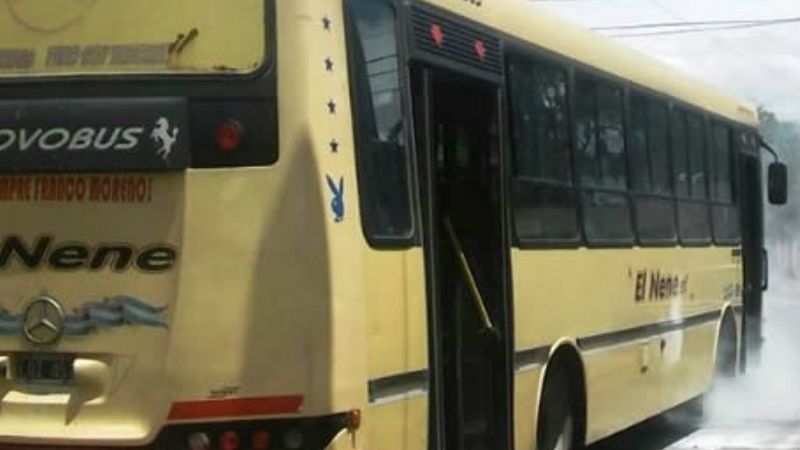 Chocaron un colectivo y un auto