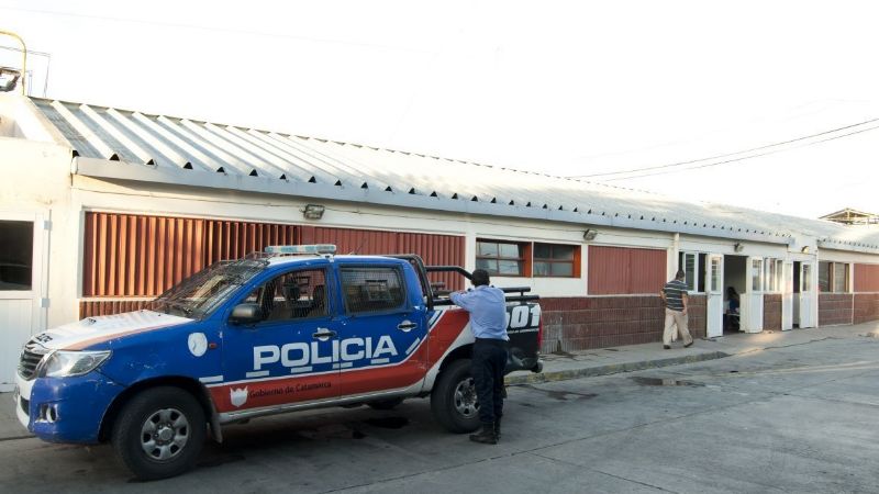 Golpeó a una mujer y lo encontraron borracho en la calle