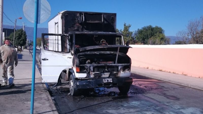 Se incendió un camión y generó un caos vehicular