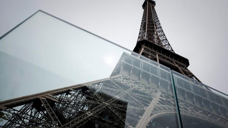 La Torre Eiffel estrenó su nuevo muro de cristal contra ataques terroristas