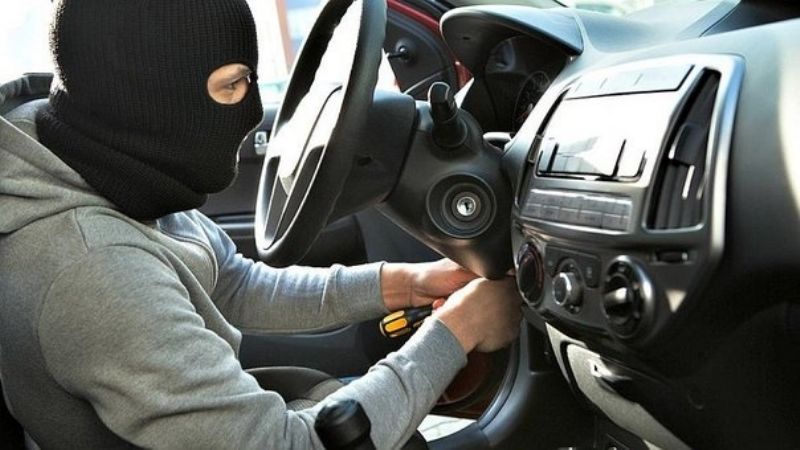 Encontró al ladrón dentro de su auto