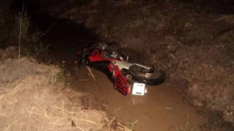 Perdió el control de la moto y terminó en una zanja