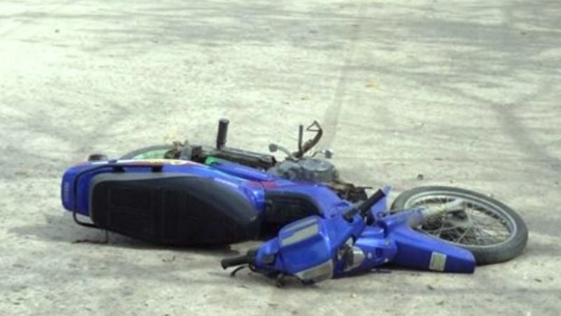 Perdió el control y se cayó de la moto