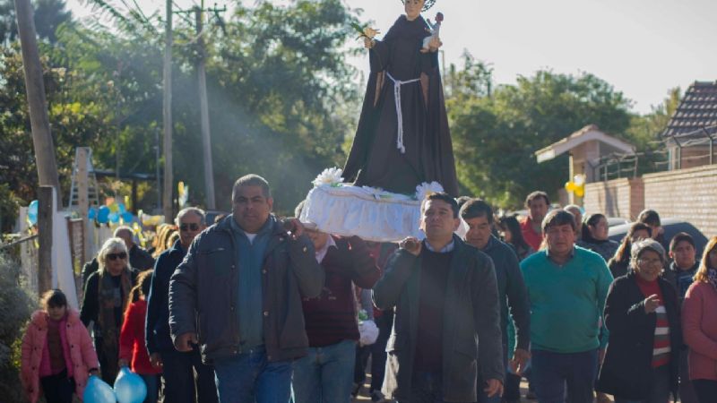 Colorida procesión en honor a San Antonio en FME