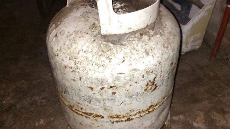 Descubrieron a un joven cuando robaba una garrafa en una casa