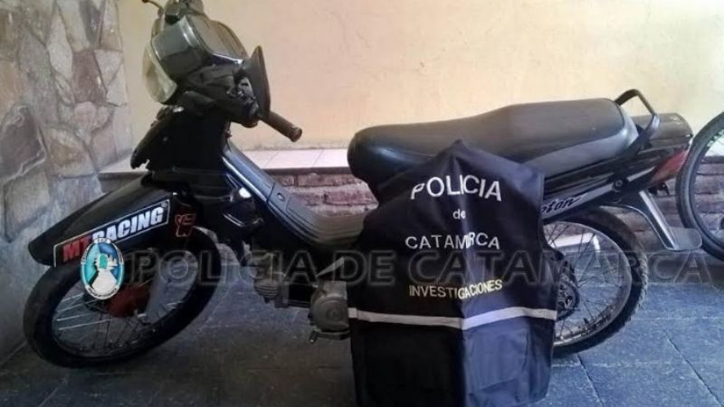 Empujaba una moto robada y quiso escapar