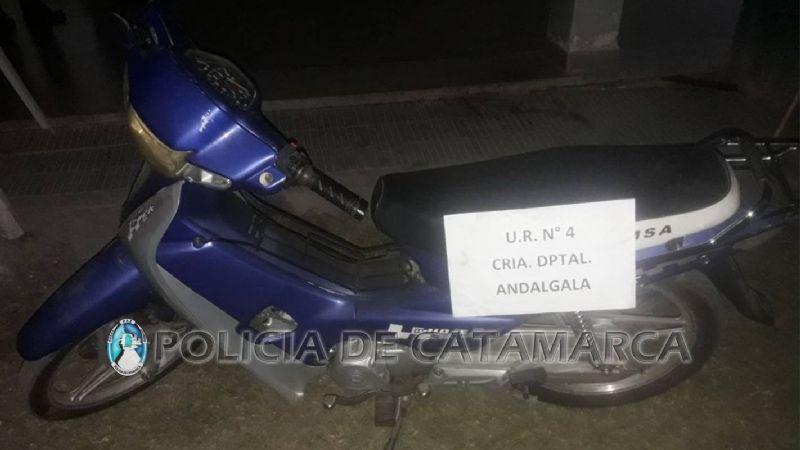 Robaron una moto y la escondieron en un descampado
