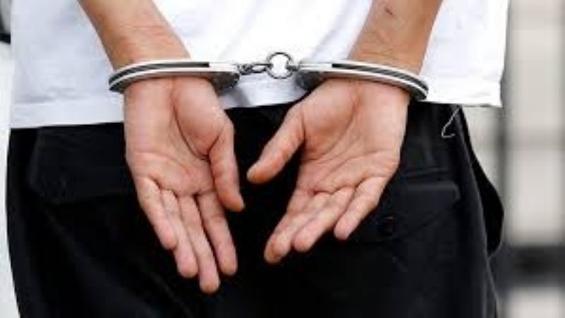 Arrestan a un joven con un destornillador