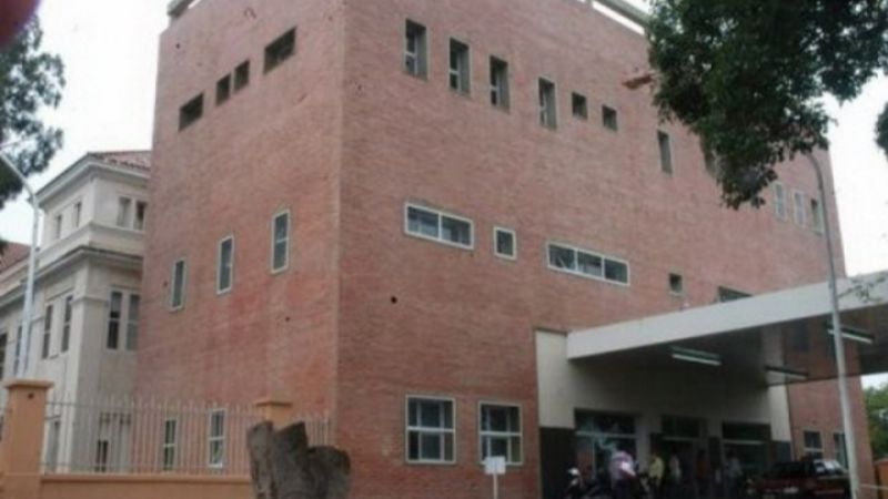 Asisten a una adolescente descompensada en una escuela