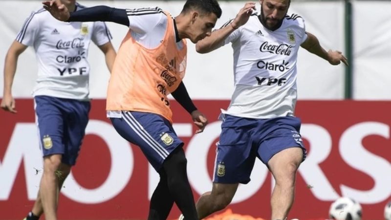 Sampaoli mete de 4 a 5 cambios y línea de tres en el fondo