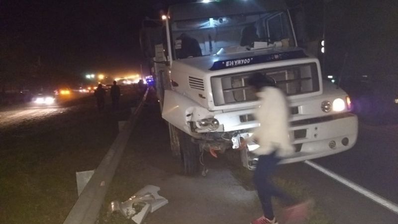 Ruta 157: violento choque entre un Camión y una Camioneta