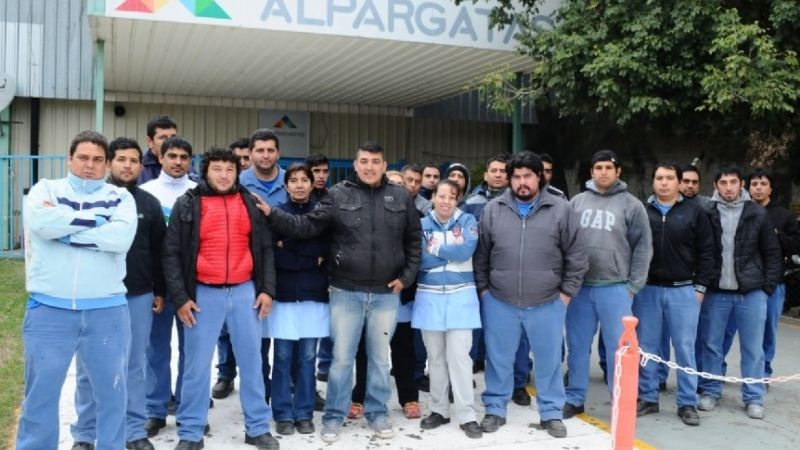Solidaridad de la “Azul y Blanca” con los trabajadores despedidos