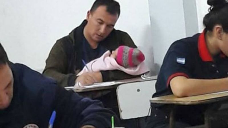 Viral: Bombero rindió examen con su beba en brazos