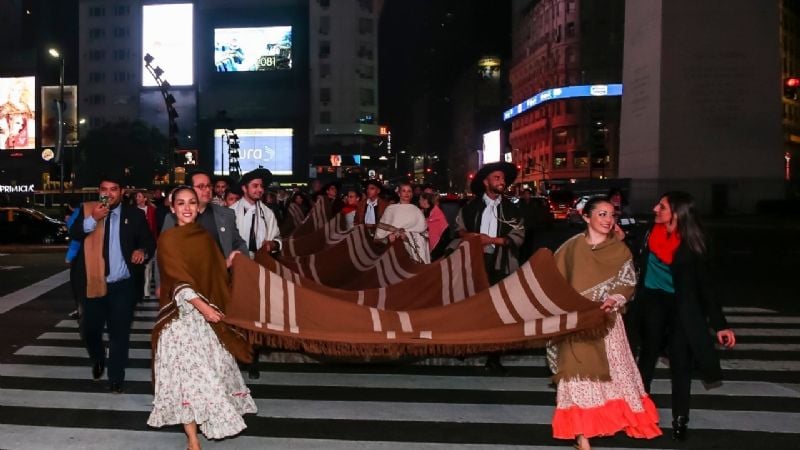 Lucía acompañará la presentación del Poncho en Rosario