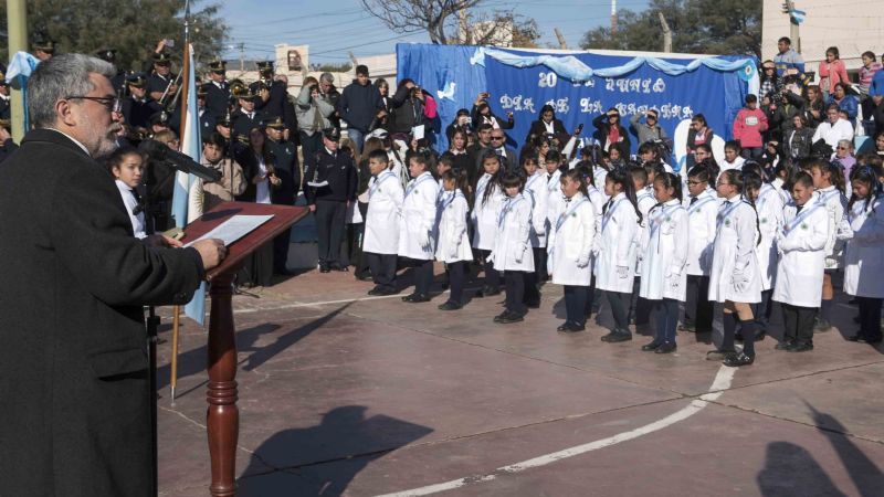 Solá Jais encabezó los actos por el Día de la Bandera