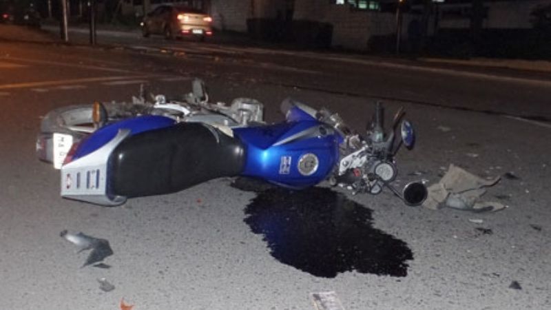 Se cayeron de la moto y su novio la abandonó