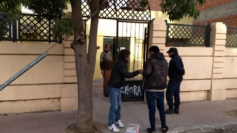 Se encadenó en reclamo por el campo El Abra