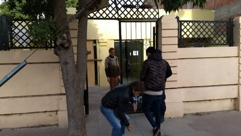 Se encadenó en reclamo por el campo El Abra