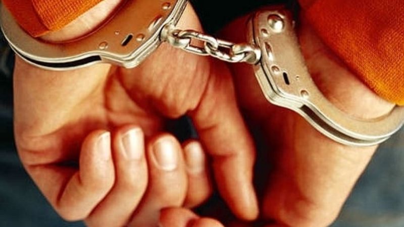 Arrestan a un joven sospechoso que observaba autos