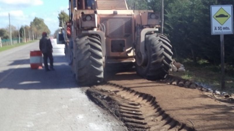 Tareas de reconformación de banquinas en la Ruta 40