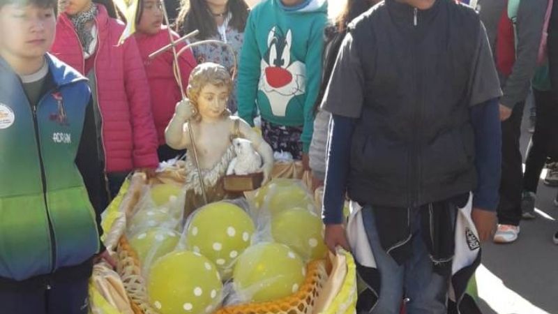Colorida procesión de niños con San Juan Bautista en Tinogasta