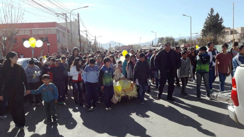 Colorida procesión de niños con San Juan Bautista en Tinogasta