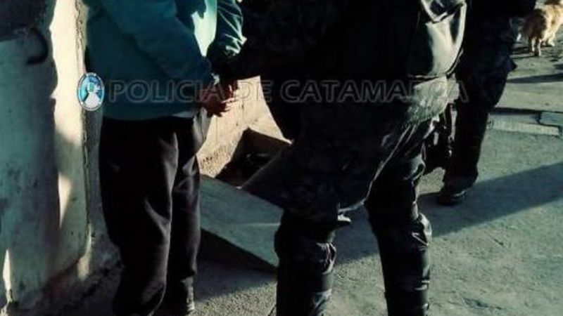 Arrestan a dos jóvenes y secuestra droga