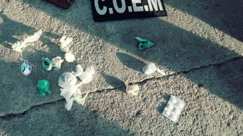 Arrestan a dos jóvenes y secuestra droga