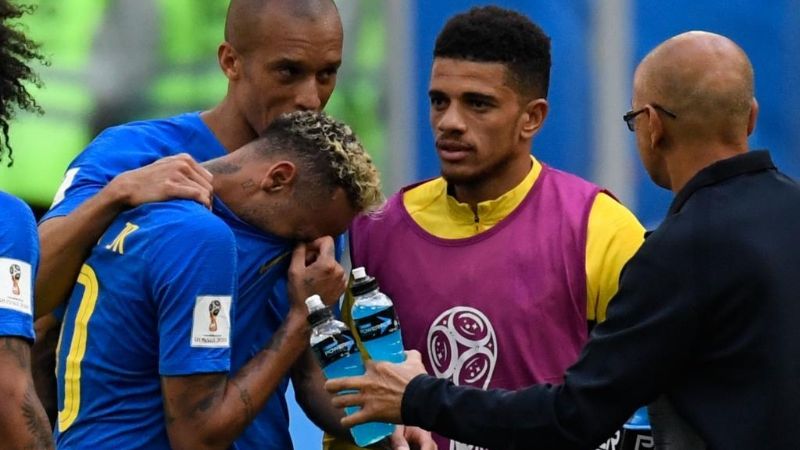 Brasil sufrió y ganó con dos goles en tiempo agregado