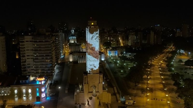 Así luce el Poncho en el Monumento a la Bandera
