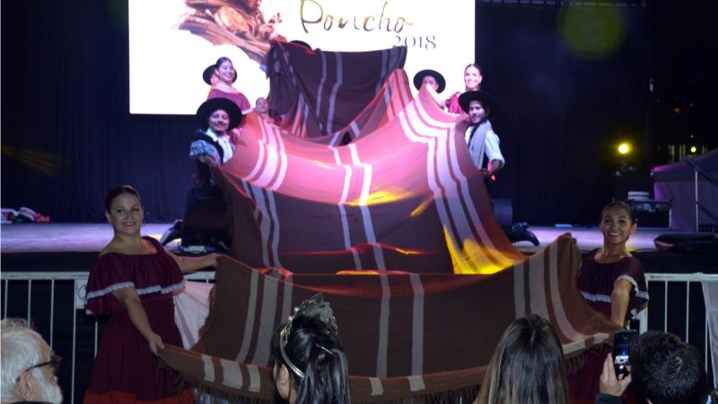 Lucía encabezó la presentación del Poncho 2018 en Rosario