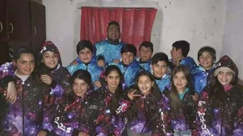 Alumnos de Mutquín presentaron sus buzos de egresados