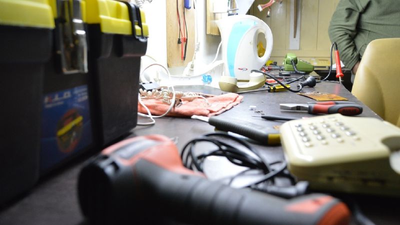 Empleados del Senado crearon un taller de reparación telefónico y electrónico