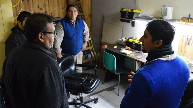 Empleados del Senado crearon un taller de reparación telefónico y electrónico