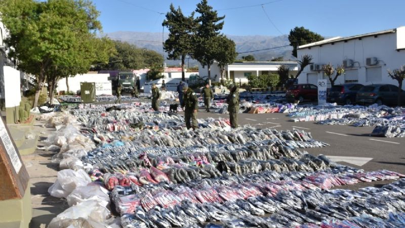 Secuestran gran cargamento de ropa