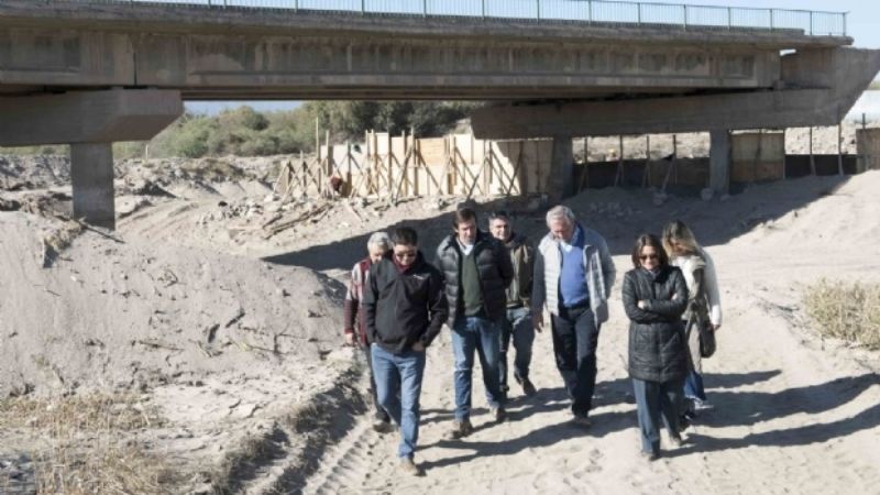 La Gobernadora visitó el avance de obra del Puente de la Ruta Nº 33