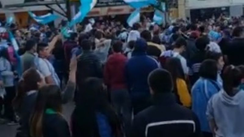 Cientos de catamarqueños festejaron la clasificación de Argentina