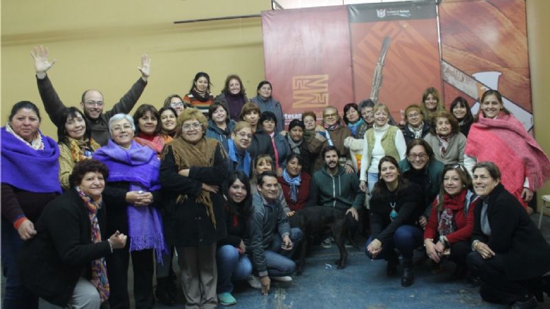 Capacitación a artesanos en telar y bordado criollo