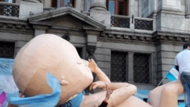 "Chupetazo" y "escarpinazo" frente al Congreso en contra del aborto