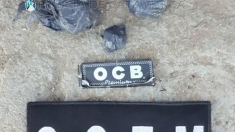 Arrestan a dos personas, secuestran droga y una motocicleta