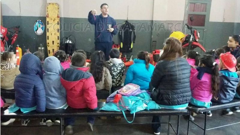 Bomberos recibieron la visita de alumnos y docentes de jardines