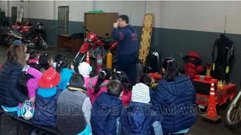 Bomberos recibieron la visita de alumnos y docentes de jardines