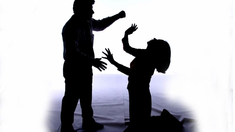 Un hombre golpeó a su pareja y a su hijo