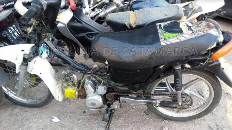 Arrestan a dos jóvenes y secuestran una moto