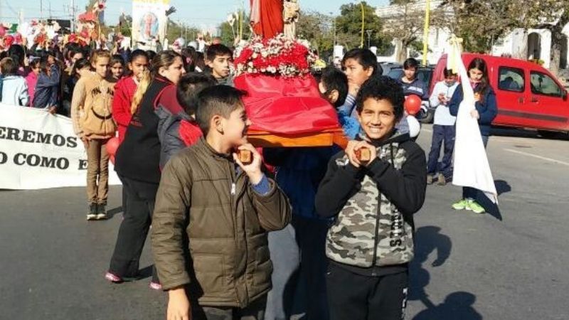 Procesión del Corazón de Jesús con niños de la catequesis