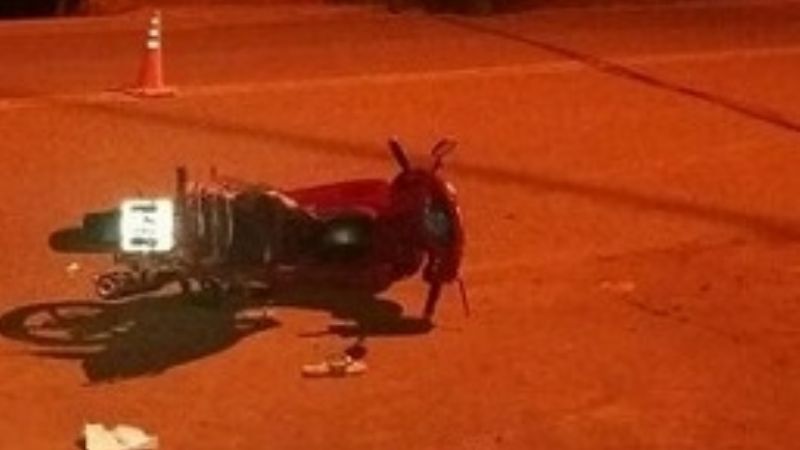 Chocaron una moto y un auto: Dos mujeres heridas