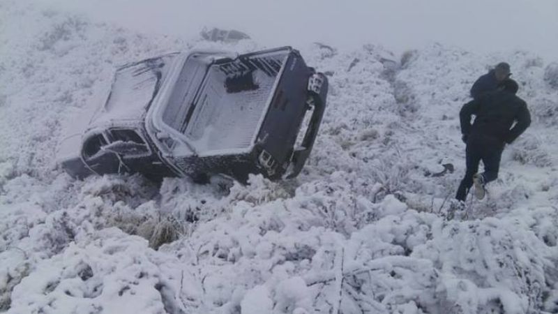 Iba llevando alimentos para los funcionarios varados en la montaña, y volcó
